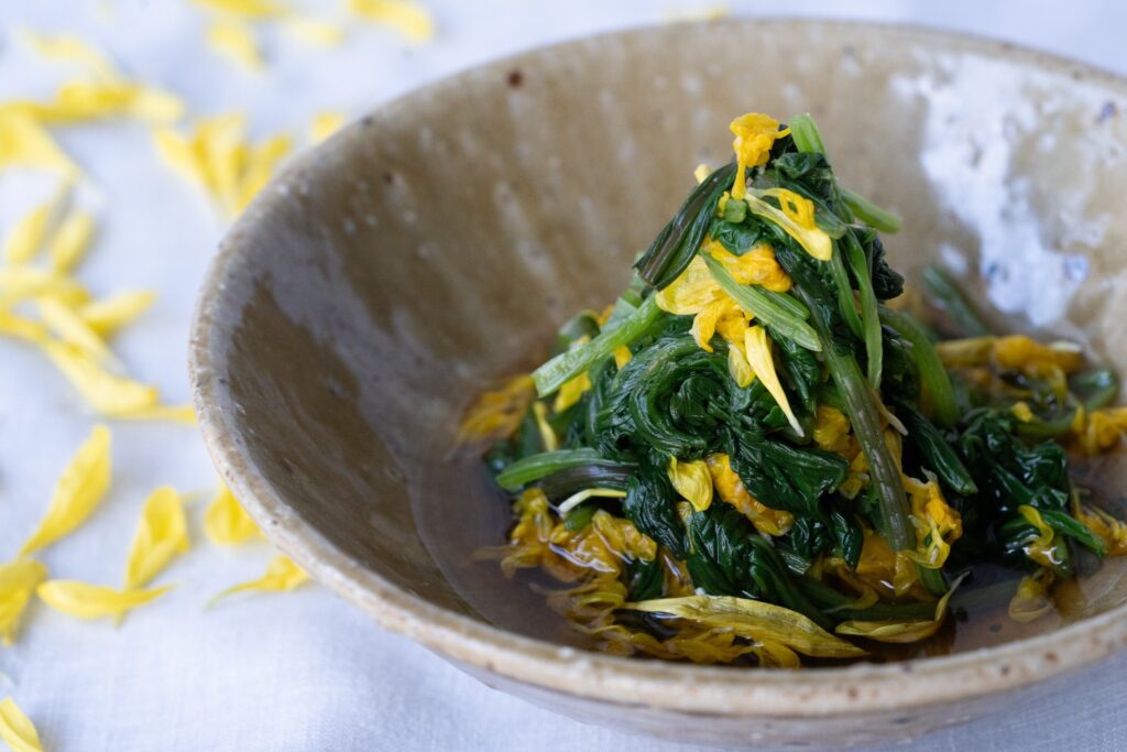 「菊花とほうれん草のおひたし」と「えびと豆腐の菊花あん」